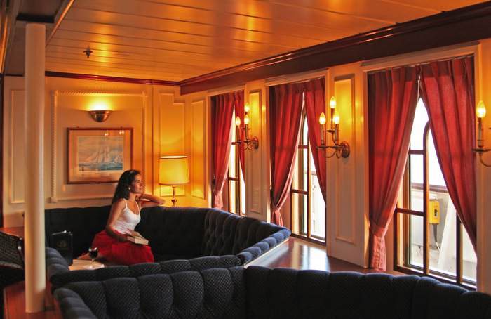 Star Clipper & Star Flyer, lounge.jpg